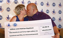 Vợ chồng Gillian và Adrian Bayford khi trúng số độc đắc 148 triệu bảng Anh.