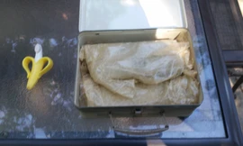 Phát hiện vali chứa 23.000 USD khi dọn nhà