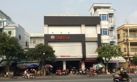 Cửa hàng Yamaha Hồng Thái (toạ lạc số 191, đường Trần Phú, TP. Rạch Giá, Kiên Giang) bị tố “phù phép” xe Exciter từ màu xanh biến thành màu đen nhám.