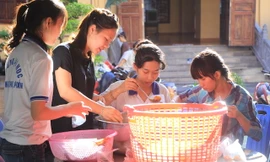 “Bữa cơm nhân ái” tiếp tục tặng hơn 700 suất cho người nghèo