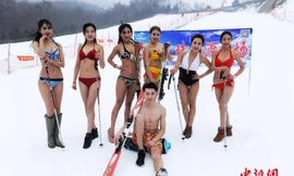 Thiếu nữ Trung Quốc diện bikini run rẩy trượt tuyết