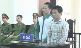 Bị cáo Tuẩn và Mướt tại phiên tòa sơ thẩm 28/5/2018. Ảnh: T.A