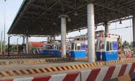 Ghi nhận tại trạm BOT Cai Lậy 8h30 sáng 1/12 vẫn tiếp tục xả.