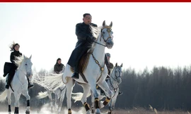 Ông Kim cùng vợ cưỡi ngựa, đốt lửa sưởi ấm trên núi thiêng Bạch Đầu