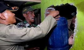 Cảnh sát thu giữ rượu trái phép tại Tây Java hôm 8/4. Ảnh: AP