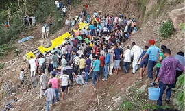 Hiện trường vụ tai nạn xe buýt ở Ấn Độ. Ảnh: Daily Mail