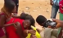 Chàng trai áo vàng giả chết để cầu hôn bạn gái.