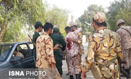 Một binh sĩ bị thương trong vụ xả súng. Ảnh: ISNA