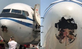 Chiếc máy bay của hãng hàng không Air China thủng lỗ lớn sau khi va chạm với chim. Ảnh: Weibo