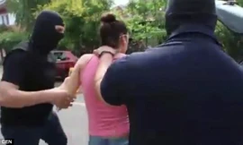 Màn cầu hôn thót tim bạn không nên bắt chước, giả cảnh sát tóm bạn gái