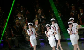 Ban nhạc nữ Moranbong biểu diễn cùng dàn nhạc nam thuộc quân đội Triều Tiên có tên Merited Chorus. Ảnh: AP