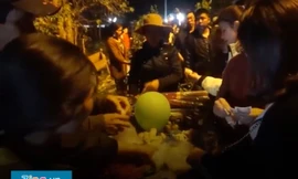 Lạ kỳ phiên chợ chỉ họp rạng sáng mùng 3 Tết