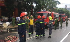 Hàng chục cảnh sát PCCC tham gia dập lửa.