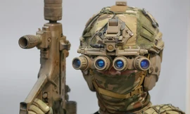 Lính đặc nhiệm Ukraine đeo kính nhìn xuyên đêm, xách súng trường đi đấu game