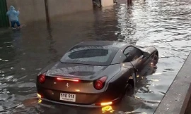 Ferrari giá hơn chục tỉ 'thất thủ' giữa đường ngập
