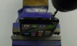 Hướng dẫn cách tạo lỗ cắm tai nghe trên iPhone 7 bằng... khoan