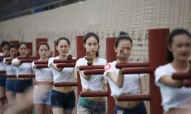 Thiếu nữ gợi cảm luyện Vịnh Xuân Quyền gây sốt