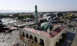 Hiện trường tan hoang sau động đất, sóng thần ở Indonesia. Ảnh: EPA