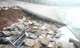 Sạt lở đê biển bảo vệ Di tích lịch sử Quốc gia đặc biệt Địa đạo Vịnh Mốc.