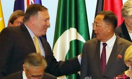 Ngoại trưởng Mỹ - Triều tiếp xúc bên lề ARF. Ảnh: Yonhap