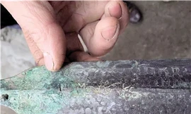 Ngỡ ngàng tìm thấy bảo kiếm 2.000 năm tuổi ở ngôi nhà cổ 