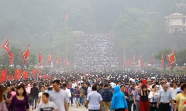 Biển người về dự lễ hội đền Hùng 2017