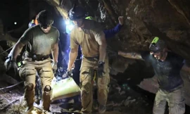 Đội cứu hộ đưa cầu thủ nhí rời hang Tham Luang bằng cáng. Ảnh: AFP