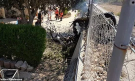 Xác máy bay cháy đen. Ảnh: Twitter