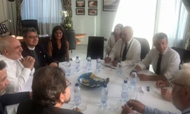 Ngoại trưởng Iran (áo trắng, bên trái ảnh) trong cuộc gặp với Tổng thống Pháp Macron (áo trắng, ngoài cùng bên phải ảnh). Nguồn: Twitter Ngoại trưởng Javad Zarif