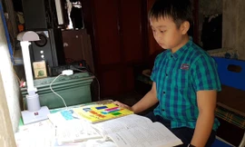 Góc học tập của Sơn rất nhiều sách tiếng Anh và Phật pháp 