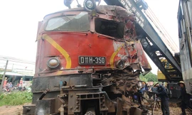 Hai đầu máy tàu hỏa dính nhau được tách rời