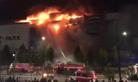 Vụ cháy bao trùm toàn bộ mặt trước trung tâm thương mại. Ảnh cắt từ video