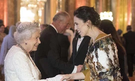 Thủ tướng New Zealand mặc áo choàng lông vũ đến Điện Buckingham