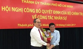 Chủ tịch TP.HCM Nguyễn Thành Phong tặng hoa chúc mừng tân Bí thư Thành ủy TPHCM Nguyễn Thiện Nhân.
