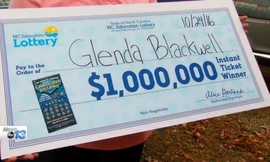 Bà Glenda nhận giải 1 triệu USD. 