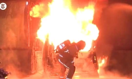 Chiếc xe bốc cháy dữ dội sau khi đâm trúng toà soạn báo. Ảnh: Twitter