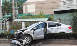 Chiếc ô tô 4 chỗ bị hất văng lên dải phân cách.