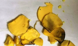 Trứng gà mua tại quán bóp không vỡ nát, dẻo dai, đốt cháy khét.