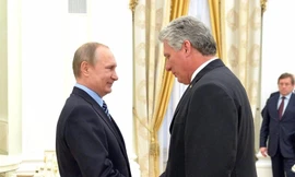 Tổng thống Nga Vladimir Putin bắt tay ông Miguel Diaz-Canel Bermudes trong bức ảnh chụp năm 2016. Ảnh: Điện Kremlin