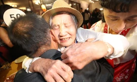 Đoàn tụ Hàn -Triều: Cụ bà 92 tuổi oà khóc ôm con sau 70 năm xa cách