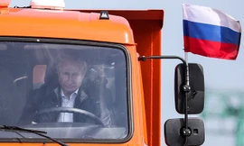 Tổng thống Nga Putin trổ tài lái xe tải hôm 15/5. Ảnh: Tass