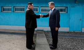 Tổng thống Hàn Quốc Moon Jae-in (phải) bắt tay Chủ tịch Triều Tiên Kim Jong-un (trái). Ảnh: Washington Post
