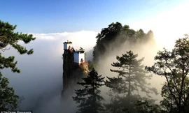 Ngôi đền 500 năm đứng vững trên đỉnh núi rộng 6m vuông