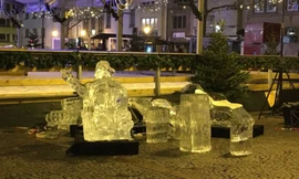 Bức tượng băng vỡ tan thành nhiều mảnh. Ảnh: Twitter