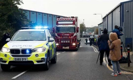 Chiếc xe container chở thi thể 39 người nhập cư. Ảnh: Reuters