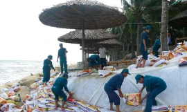 Lực lượng dân quân kè chắn cả ngày lẫn đêm.