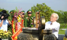 Tổng Bí thư Nguyễn Phú Trọng dâng hương tại Thành cổ Quảng Trị