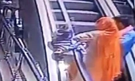 Mẹ đánh rơi con trên thang cuốn vì mải chụp ảnh tự sướng 