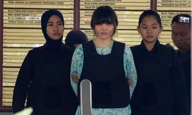 Nghi phạm Đoàn Thị Hương xuất hiện tại tòa với áo chống đạn hôm 3/10. Ảnh: AP