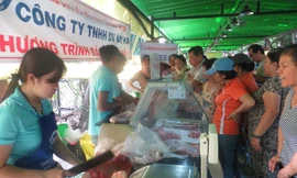 Rất đông người chen chân, chờ đợi để mua thịt heo giảm giá